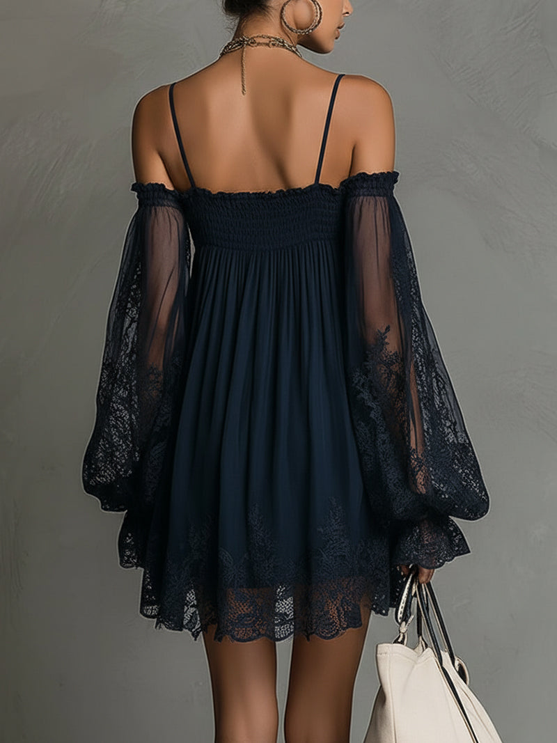 Noemi - Mini jurk in marineblauwe chiffon met off-shoulder halslijn, kantafwerking en transparante mouwen