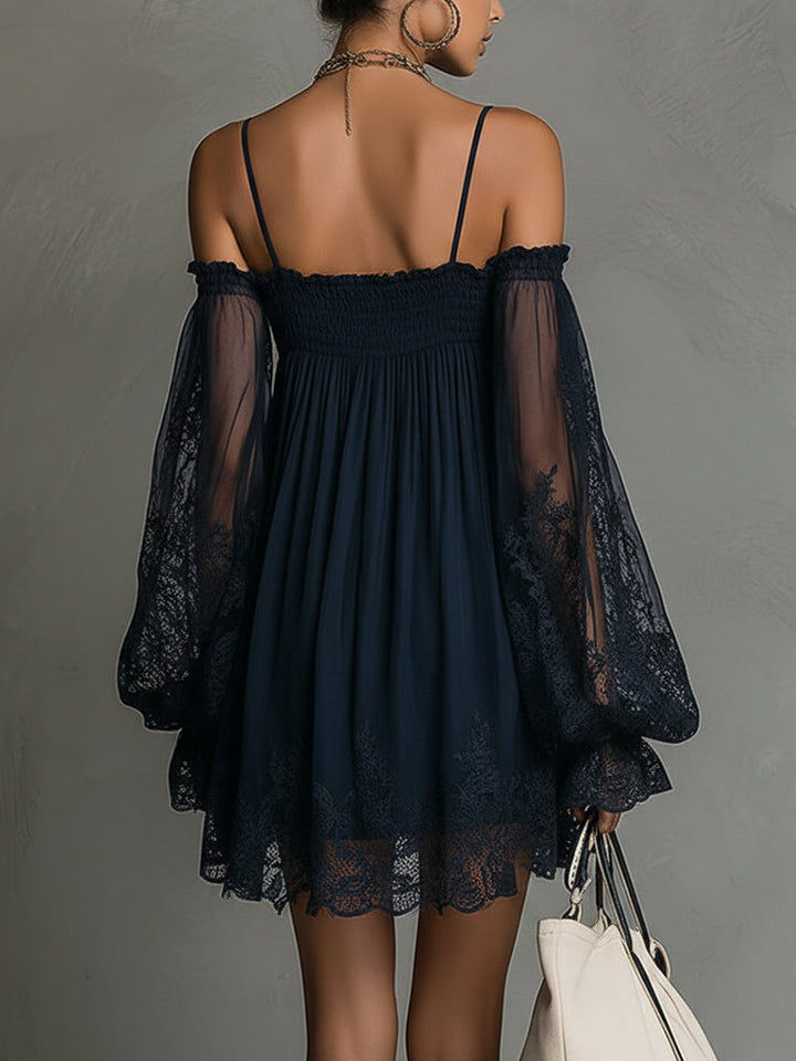 Noemi - Mini jurk in marineblauwe chiffon met off-shoulder halslijn, kantafwerking en transparante mouwen