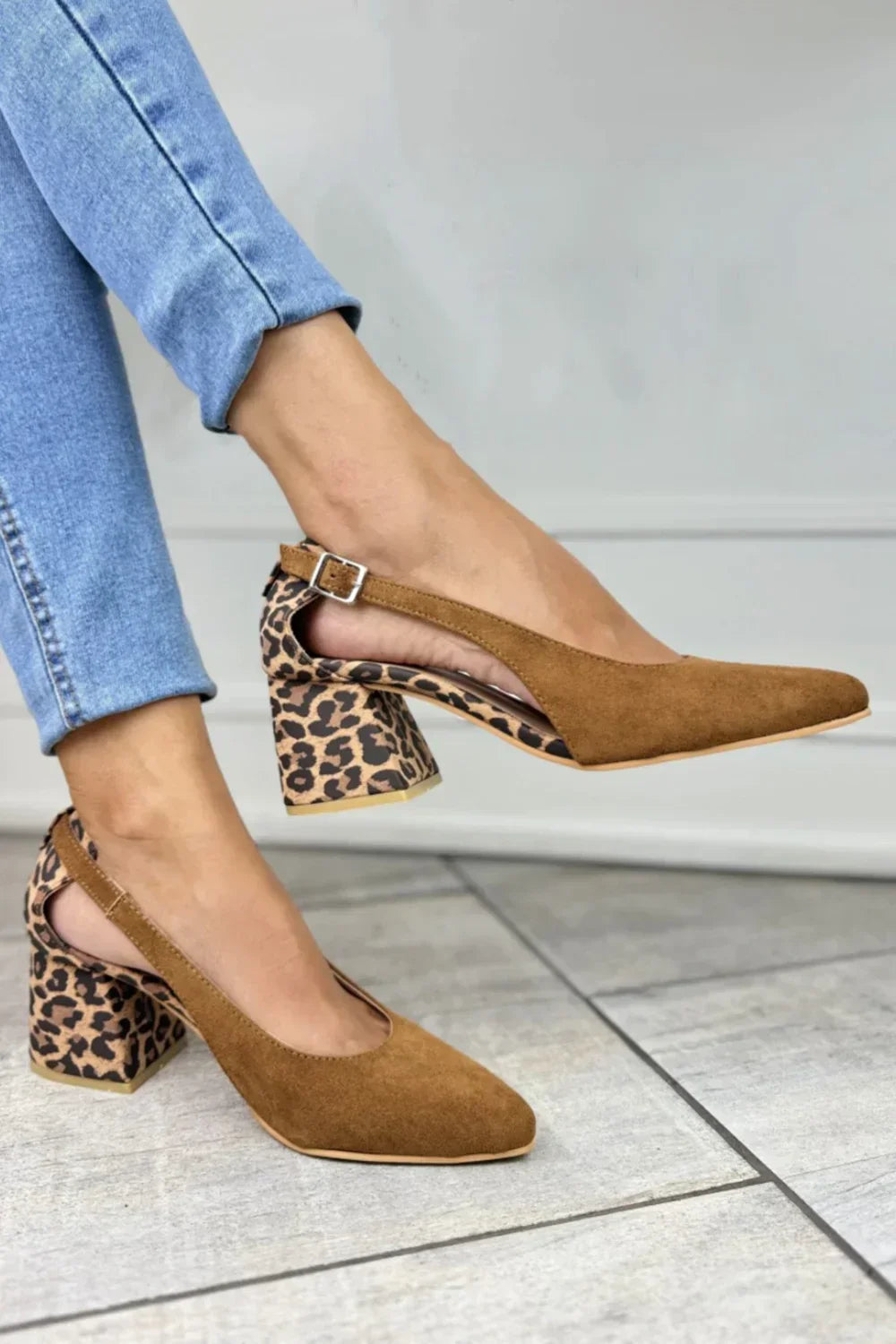 DÉCOLLETÉ SLINGBACK MET LEOPARDENHAK