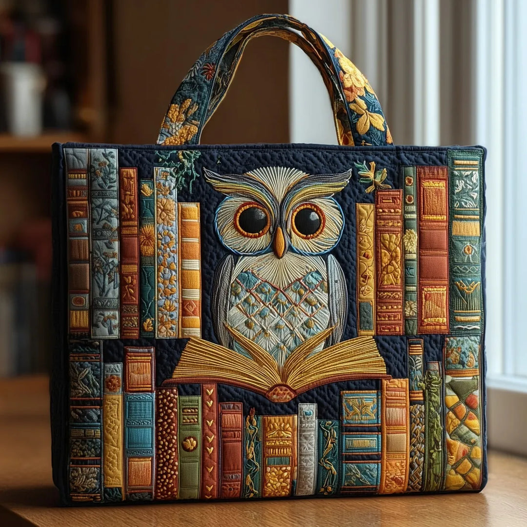 Handgemaakte Uilen Tas Tussen Oude Boeken