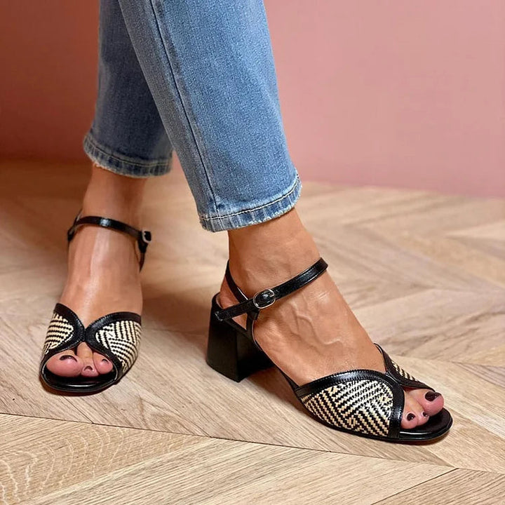 GEVLOCHTEN STOFFEN SANDALEN MET BREDE HAK