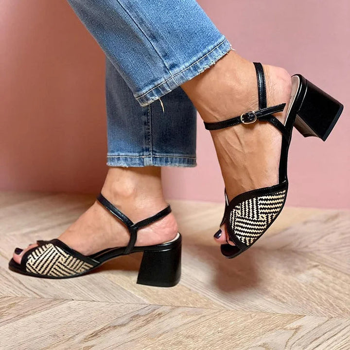 GEVLOCHTEN STOFFEN SANDALEN MET BREDE HAK