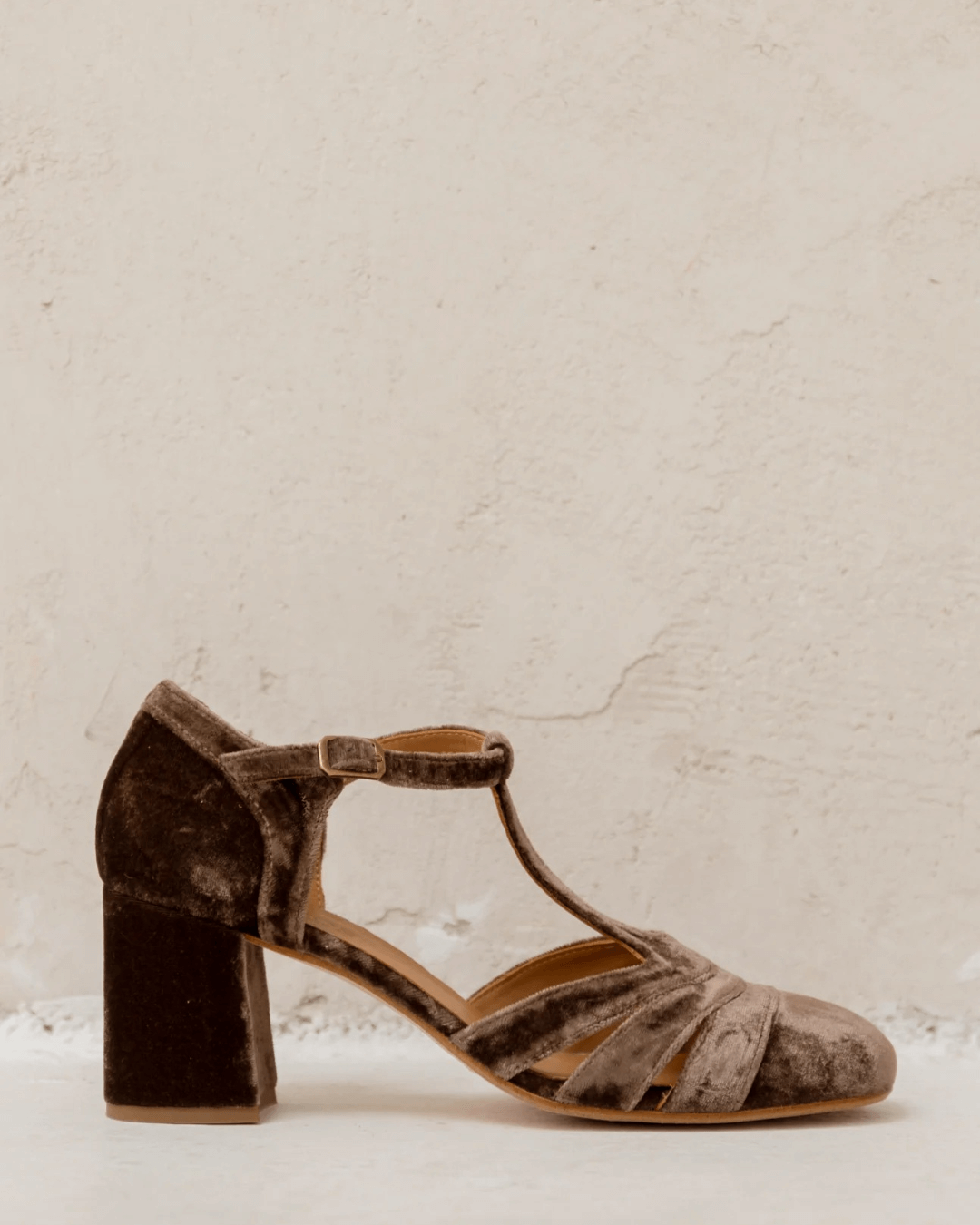 SCHOEN MET T-SLUITING EN STABIELE HAK