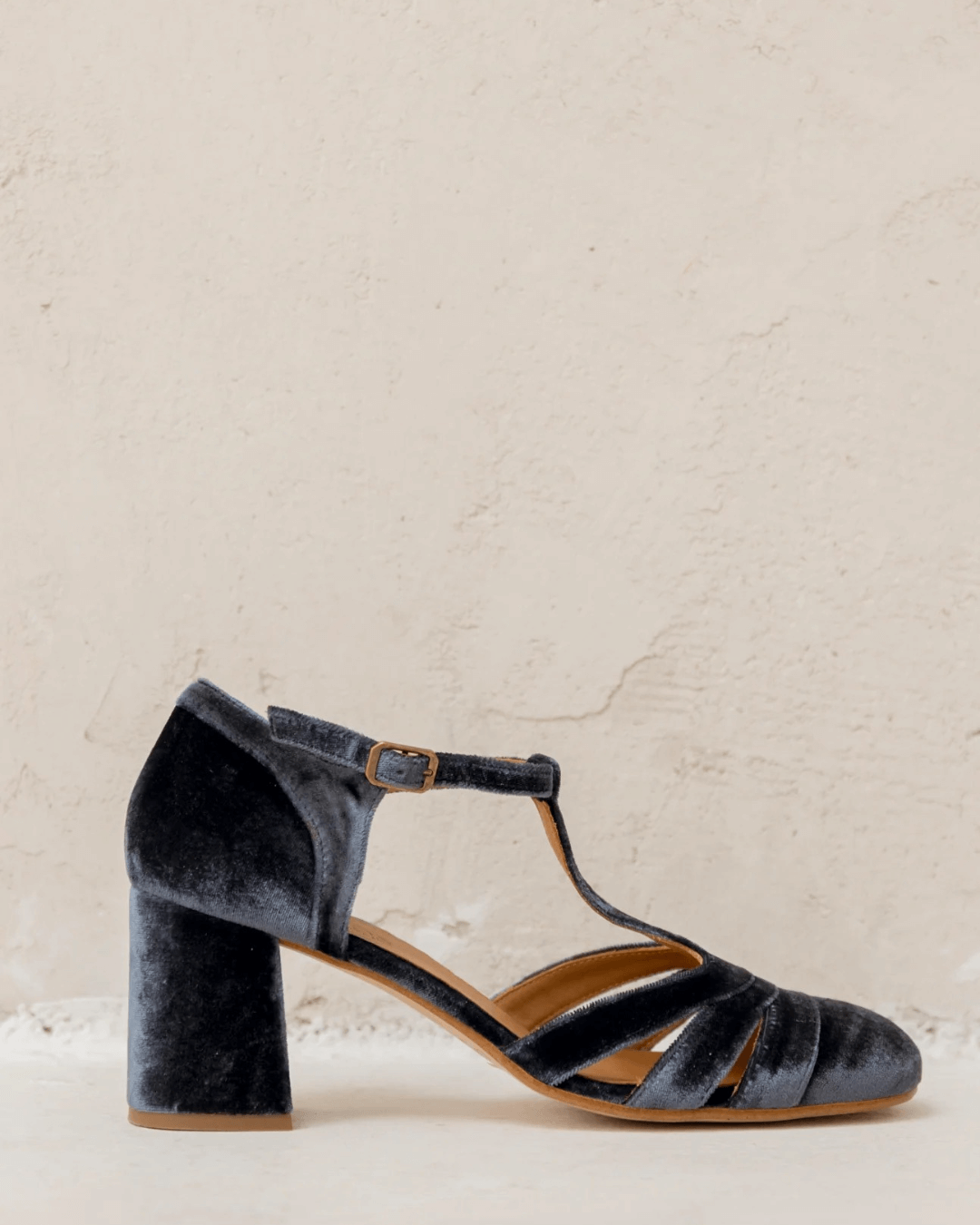 SCHOEN MET T-SLUITING EN STABIELE HAK