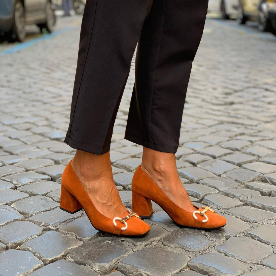 ELEGANTE DÉCOLLETÉ MET GOUDDETAIL