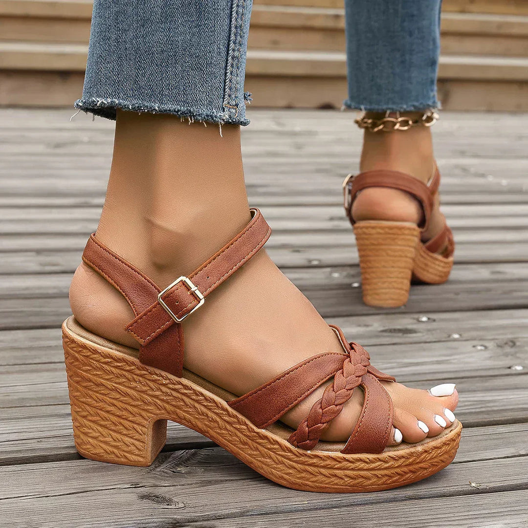 SANDALEN MET GEWEVEN HAK
