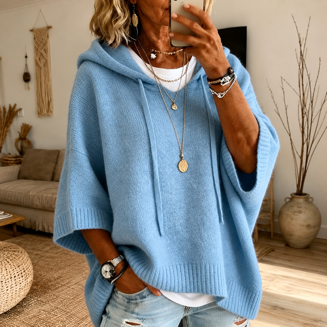 Lea – Lichtblauwe Poncho Trui