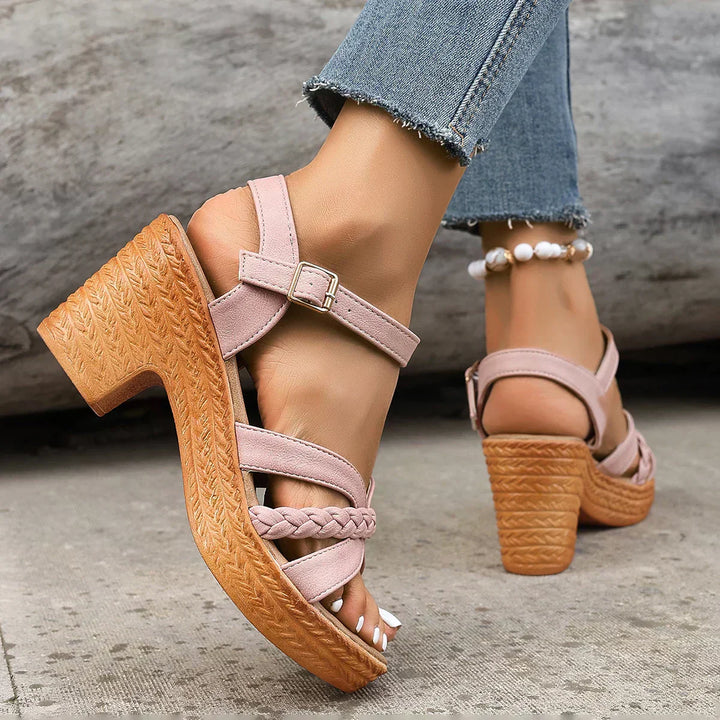 SANDALEN MET GEWEVEN HAK