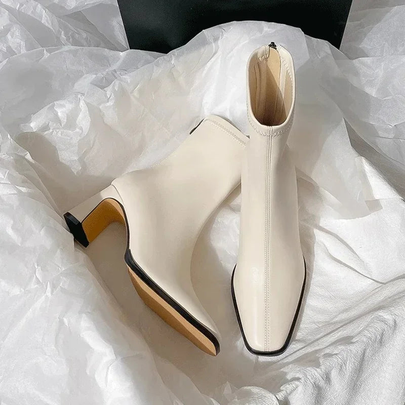 Maéliane | Elegante Enkellaarsjes met Vierkante Hak