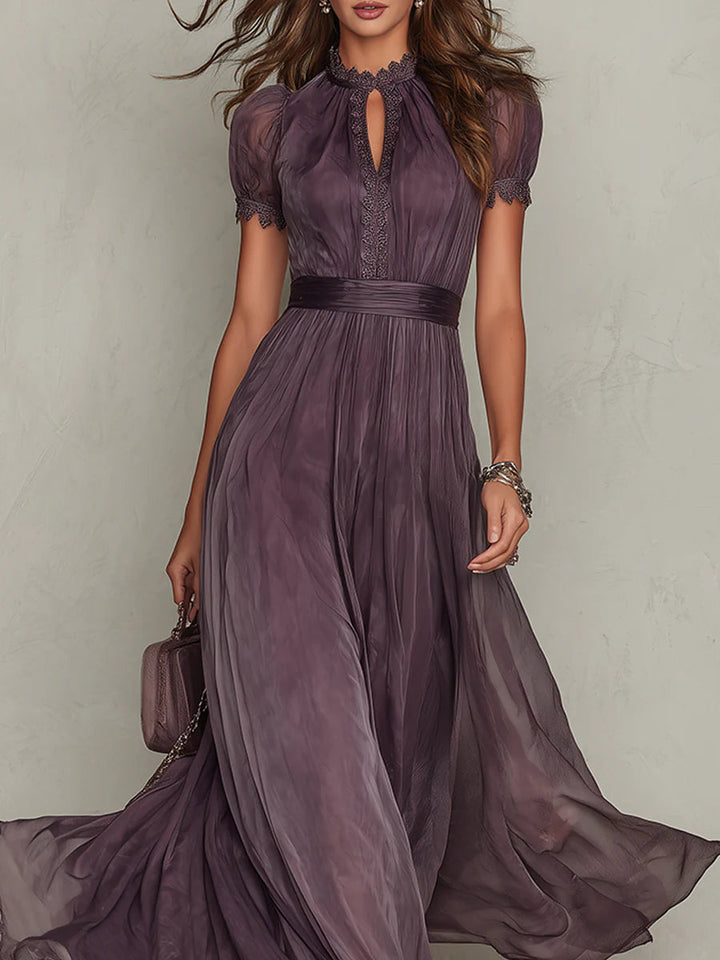 Flavia - Lange paarse jurk met keyhole decolletée, chiffon kant rand
