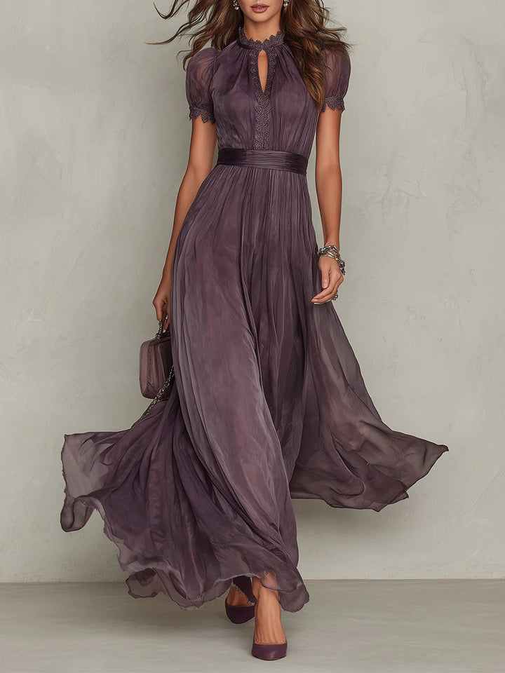 Flavia - Lange paarse jurk met keyhole decolletée, chiffon kant rand