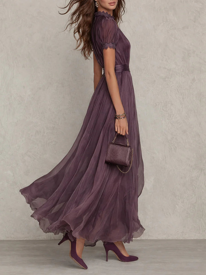 Flavia - Lange paarse jurk met keyhole decolletée, chiffon kant rand