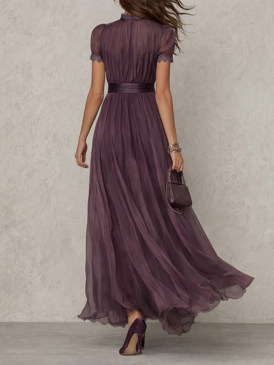 Flavia - Lange paarse jurk met keyhole decolletée, chiffon kant rand