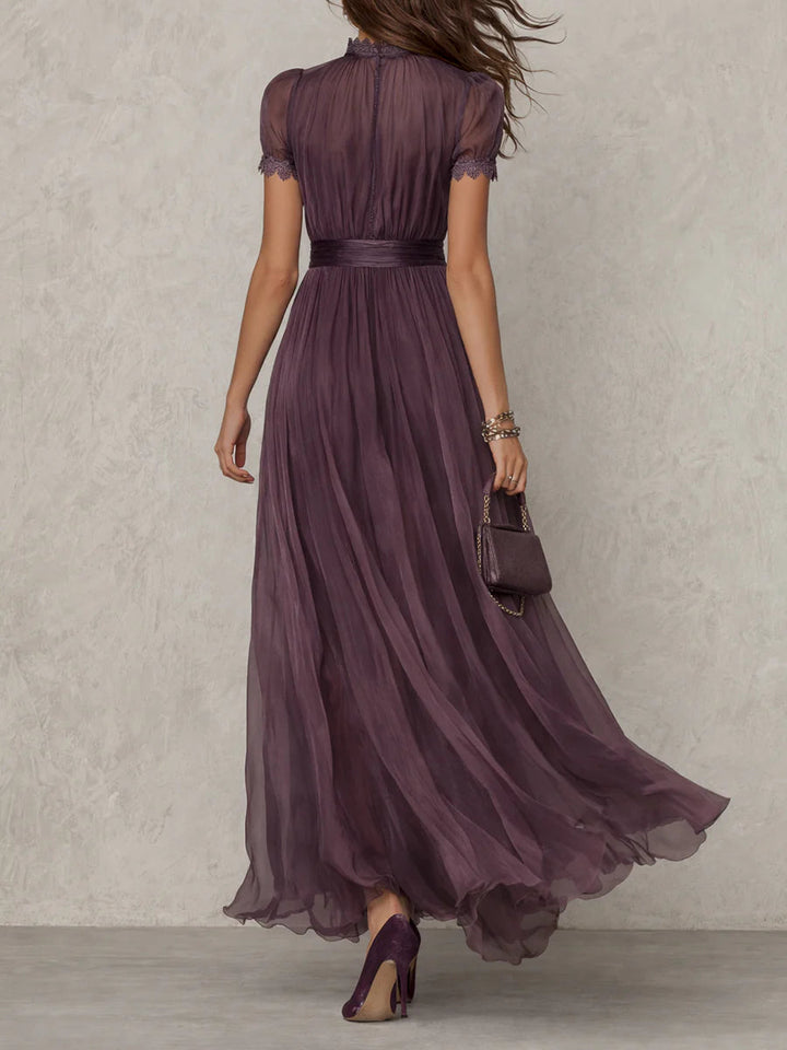 Flavia - Lange paarse jurk met keyhole decolletée, chiffon kant rand