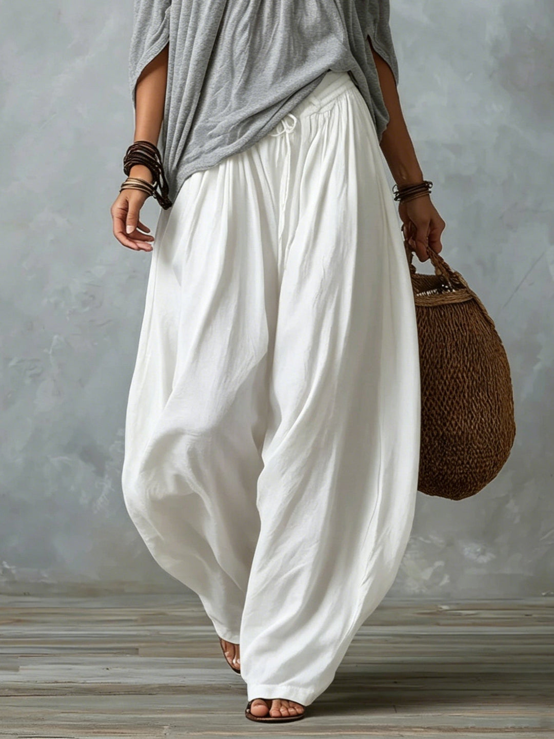 Grijze Off-shoulder Top En Witte Loszittende Lantaarnbroek Set