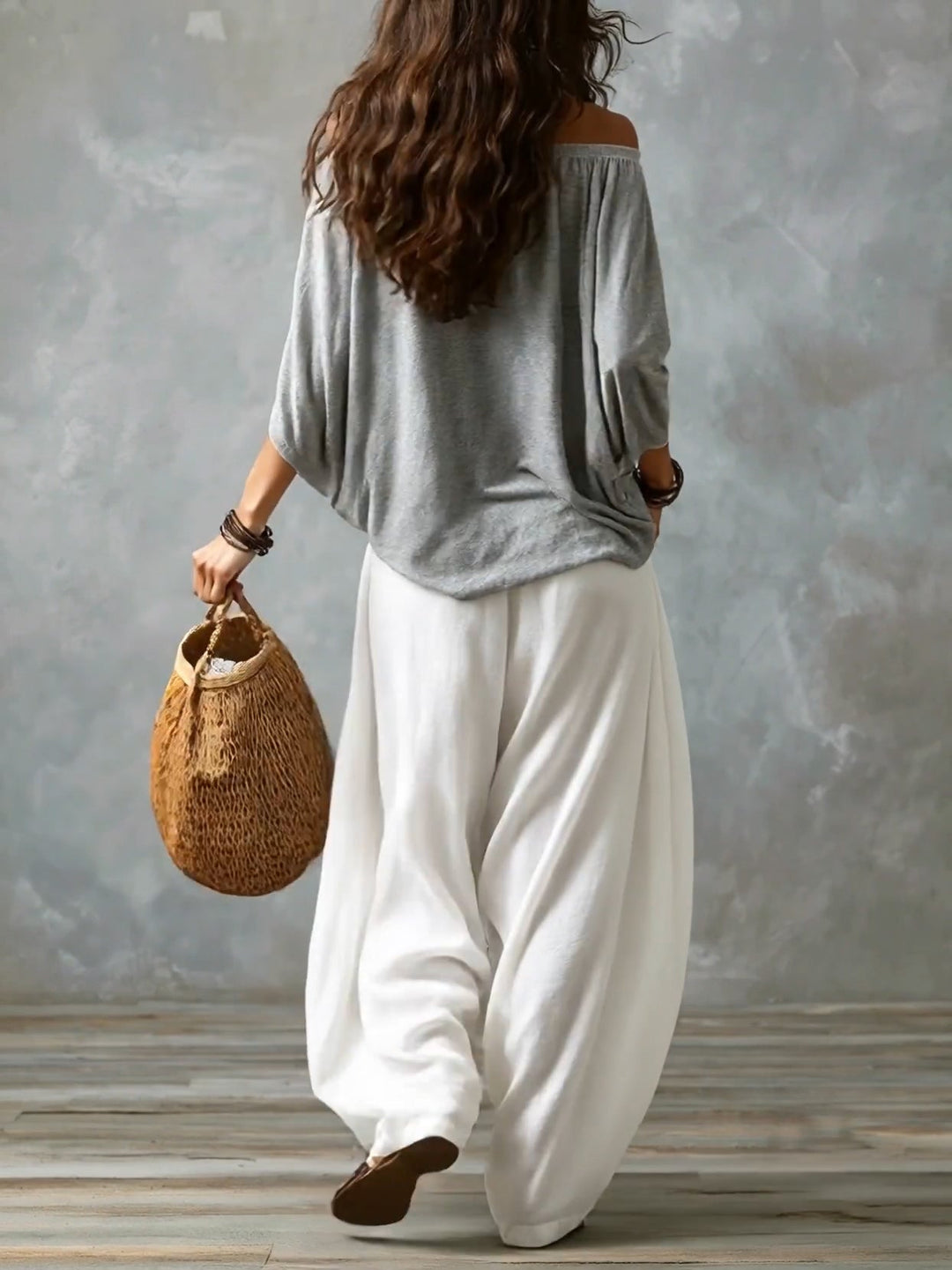 Grijze Off-shoulder Top En Witte Loszittende Lantaarnbroek Set