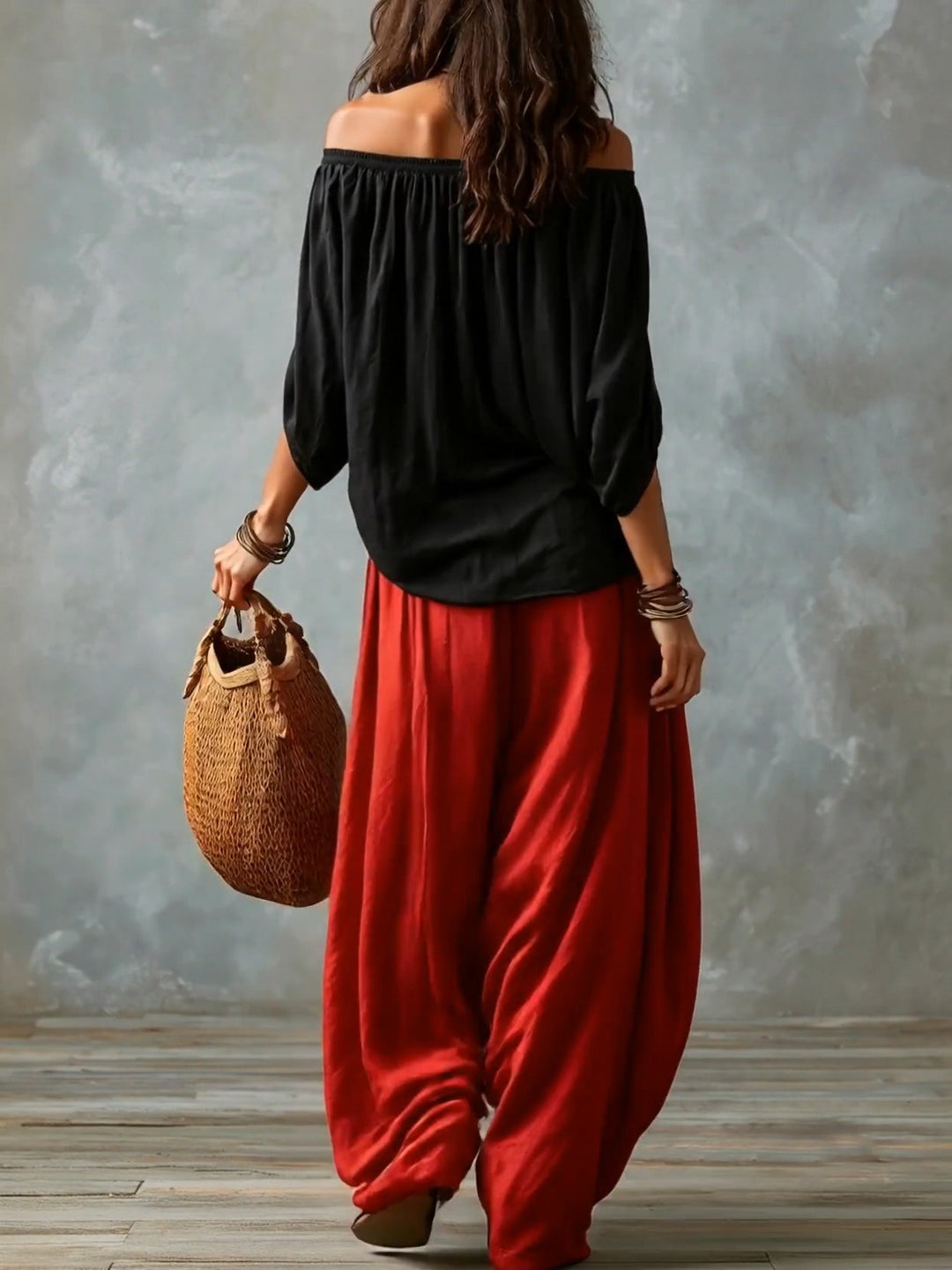Zwarte Off-shoulder Top En Rode Loszittende Lantaarnbroek Set