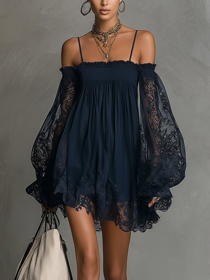 Noemi - Mini jurk in marineblauwe chiffon met off-shoulder halslijn, kantafwerking en transparante mouwen