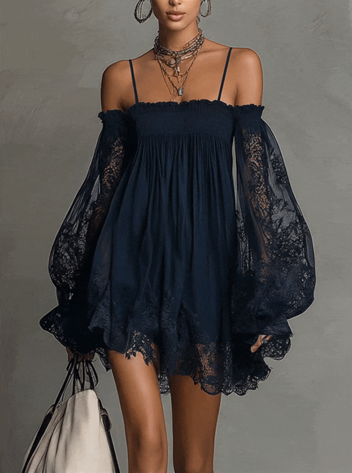 Noemi - Mini jurk in marineblauwe chiffon met off-shoulder halslijn, kantafwerking en transparante mouwen